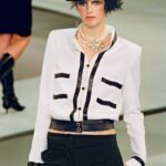 Découvrez les adresses incontournables pour dénicher des tenues Chanel et Yves st Laurent .