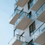 Voyager pas cher quand on est étudiant : auberges de jeunesse et bons plans logement